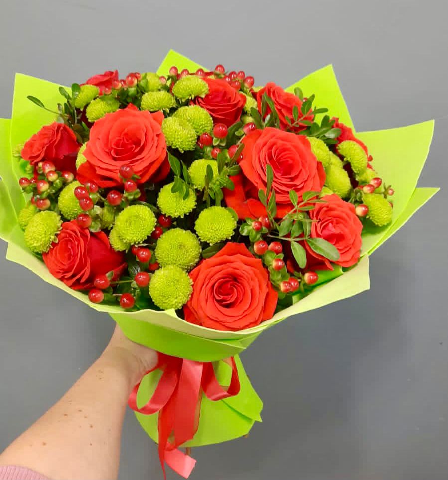 Букет цветов из: Хризантемы и Розы в Дагомысе