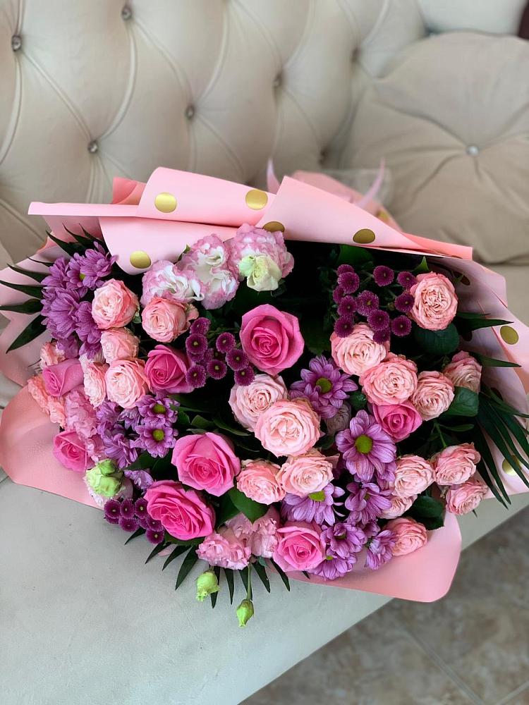 Букет цветов из: Хризантемы, Розы и Лизиантусы в Дагомысе