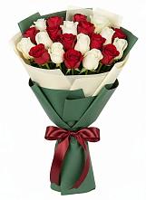 Букет Микс из красных и белых роз в Дагомысе