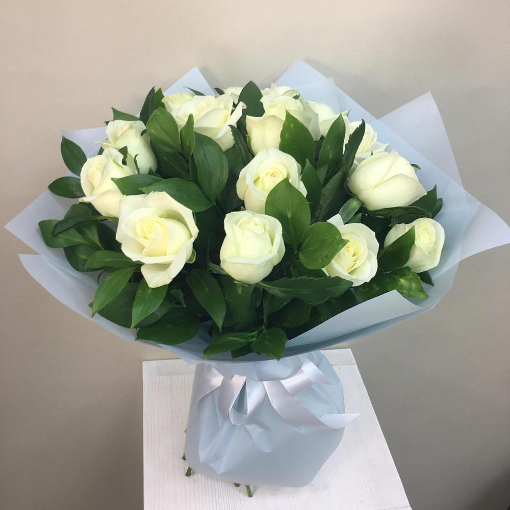 Букет 15 Белых роз Проуд в Дагомысе