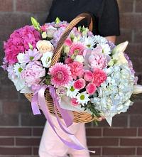 Композиция солнечный день в Дагомысе Цветочная композиция из Розы, Хризантемы, Пионы и Лизиантусы в корзине в Дагомысе