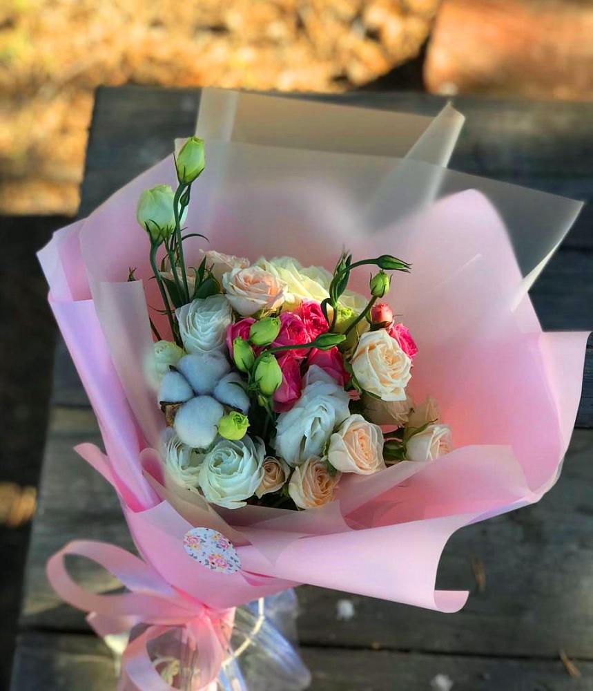 Букет цветов из: Розы и Лизиантусы в Дагомысе