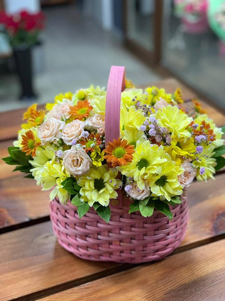Цветочная композиция из Хризантемы и Розы в корзине в Дагомысе