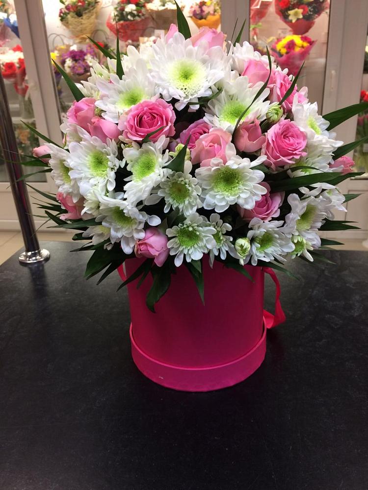 Цветочная композиция из Розы и Хризантемы в шляпной коробке в Дагомысе