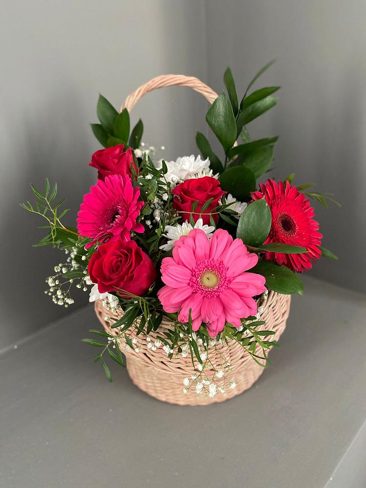 Цветочная композиция из Розы, Хризантемы и Герберы в корзине в Дагомысе
