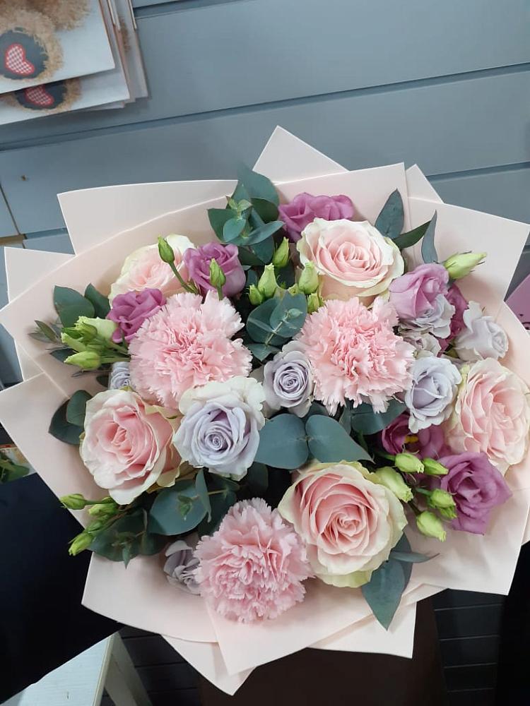 Букет цветов из: Розы, Гвоздики и Лизиантусы в Дагомысе