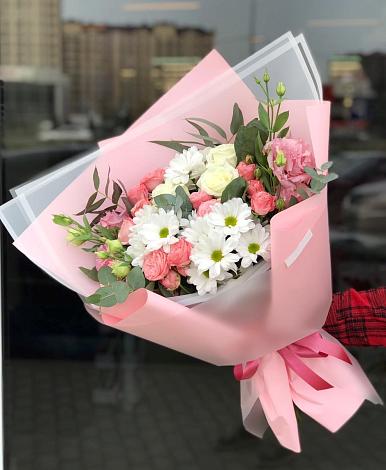 Букет цветов из: Розы, Лизиантусы и Хризантемы в Дагомысе