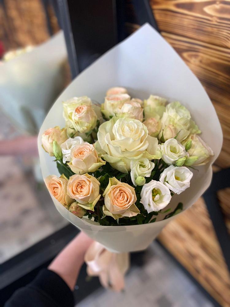 Букет цветов из: Розы и Лизиантусы в Дагомысе